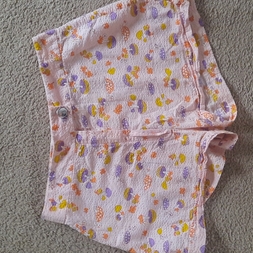 Adorable vintage kmart mushroom shorts!